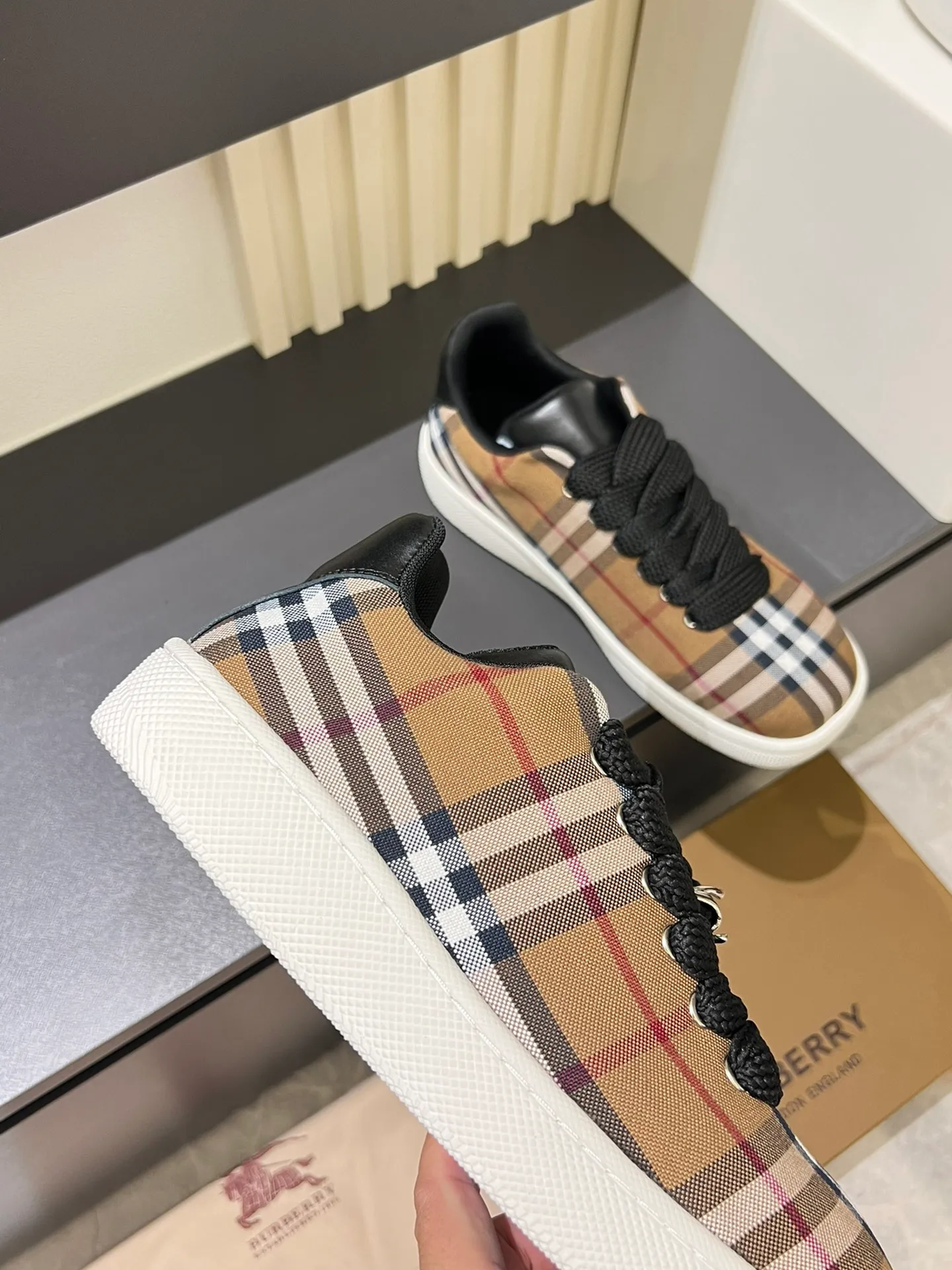 Men's shoes 💰p380 "Burberr*" new thick-soled men's casual sports shoes, cool sneakers and bread shoes, originally purchased and developed, the top version of Box series sports shoes, made of smooth calfskin fabric, embellished with embossed Equestrian Knight logo (EKD). Made of mesh lining, the laces are decorated with metal coils, the rubber soles are decorated with the Burberry letter logo, and the original molded 3.5CM two-color T men's shoes 💰pU outsole! Male 38-44 (45 customized)